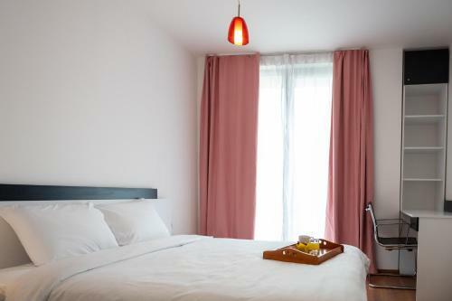 Sunny 1bdr Apartment Near Center - Free Parking