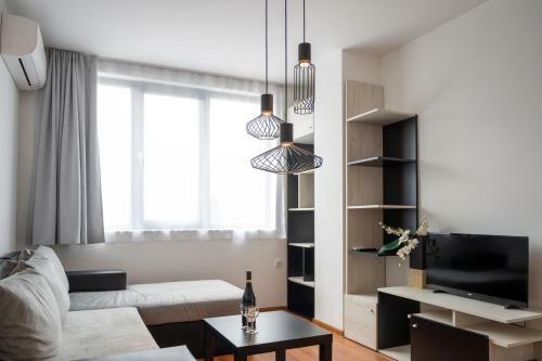 Sunny 1bdr Apartment Near Center - Free Parking