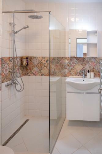 Sunny 1bdr Apartment Near Center - Free Parking