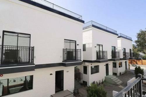 Centrally Located La Designer Home W 360 Roof Deck