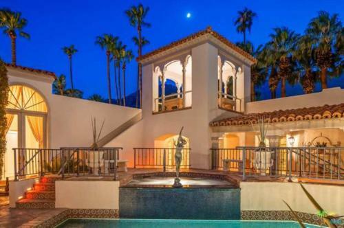 Modern Home With Luxury Designs
