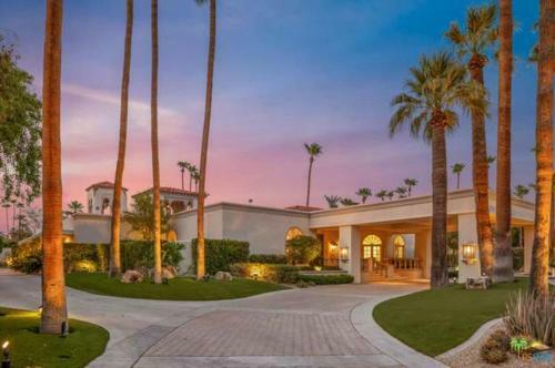Modern Home With Luxury Designs