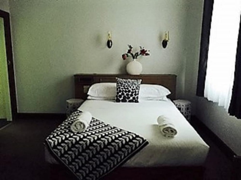 Burkes Hotel Motel