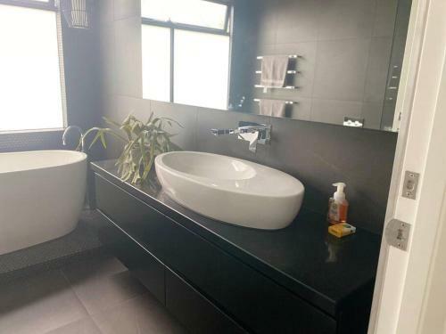 Villa Mckinnon Luxury Moderm Home Three Bedroom
