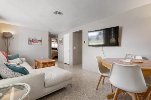 3 Bedroom Pool Home 5 Miles From Best Beaches Around Home