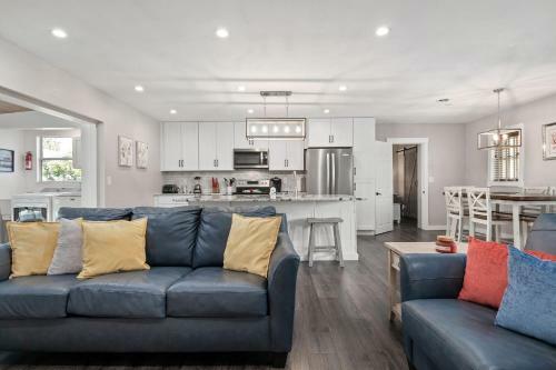 Fully Remodeled Pool Home Less Than 5 Miles To Beach Home