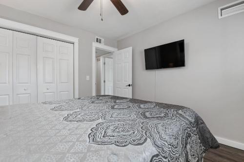 Fully Remodeled Pool Home Less Than 5 Miles To Beach Home