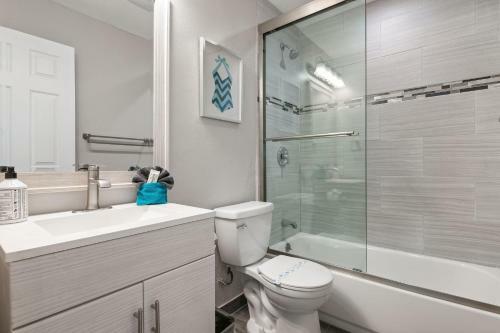 Fully Remodeled Pool Home Less Than 5 Miles To Beach Home