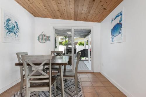 Fully Remodeled Pool Home Less Than 5 Miles To Beach Home