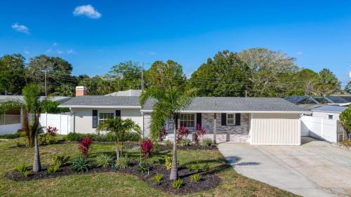 Fully Remodeled Pool Home Less Than 5 Miles To Beach Home