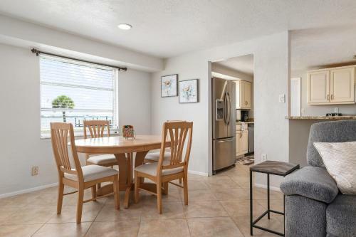 Sunshine On The River 3 Bedroom Waterfront Property Home