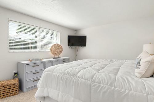 Sunshine On The River 3 Bedroom Waterfront Property Home
