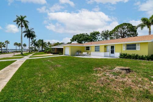 Sunshine On The River 3 Bedroom Waterfront Property Home