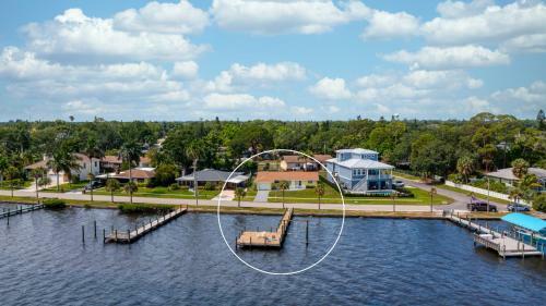 Sunshine On The River 3 Bedroom Waterfront Property Home