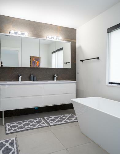 Villa Luxury Condo 4 Beautiful Bedroom Great Location!