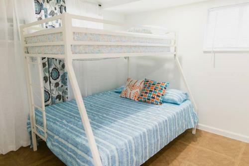 Family Blue Home 6beds&2baths Olas Boulevard