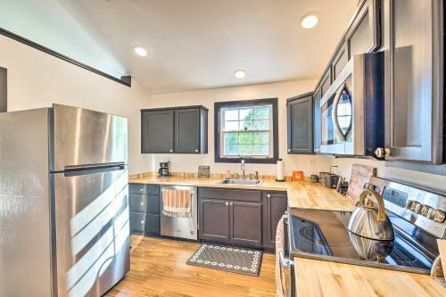 Modern Louisville Apartment With Furnished Deck