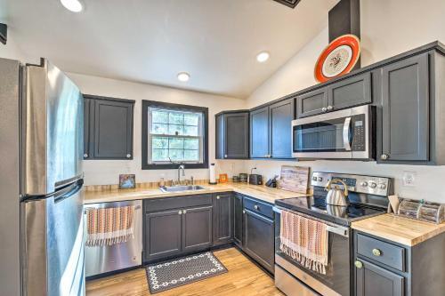 Modern Louisville Apartment With Furnished Deck