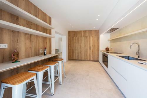 Luxury Mountain Villa With Sea Views For 12 Guests