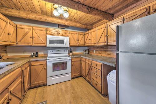 Rustic Ruidoso Cabin With Hot Tub, Deck And Grill