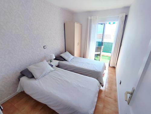 Agradable Adosado Con Terraza Y Piscina