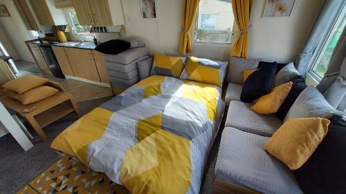 Fab 3 Bedroom Caravan Sleeps 8 Close To The Beach