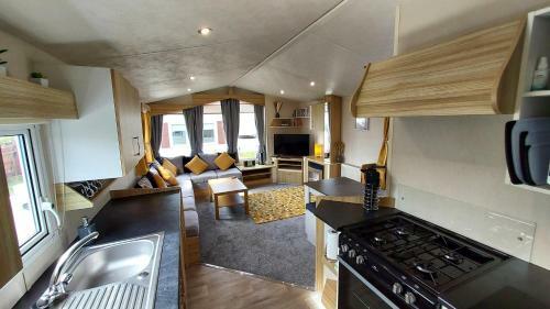 Fab 3 Bedroom Caravan Sleeps 8 Close To The Beach