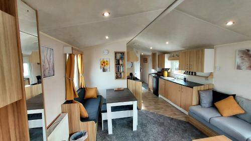 Fab 3 Bedroom Caravan Sleeps 8 Close To The Beach