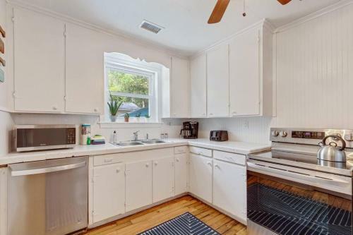 208 W Ashley - Central Location - 2 Mins To The Beach