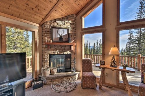 Lazy Moose Cabin With Wraparound Deck And Privacy!
