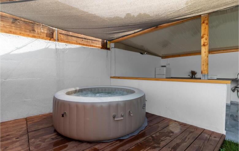 Nice Home In Bater With Jacuzzi, Wifi And 3 Bedrooms