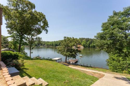 Livin' La Vida Lake By Lojo