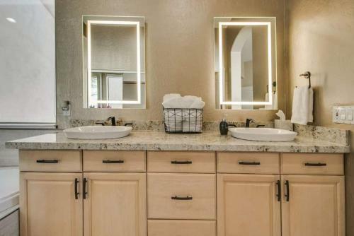Fabulous 4-bdrm Wbreathtaking Views & Pool