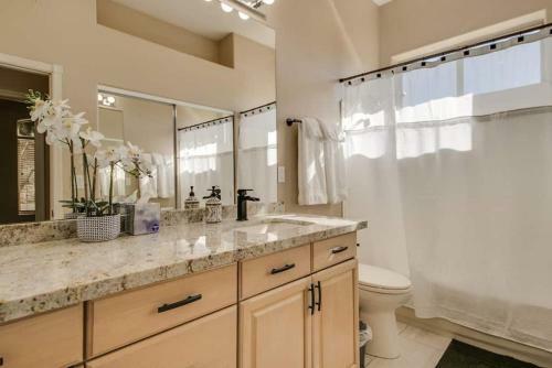 Fabulous 4-bdrm Wbreathtaking Views & Pool