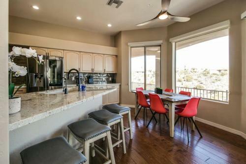 Fabulous 4-bdrm Wbreathtaking Views & Pool