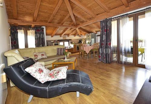 Hostal Holiday House Lena