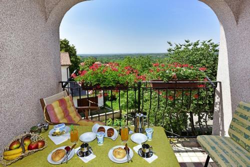 Hostal Holiday House Lena