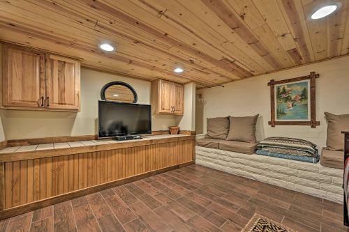 Pine Angry Skunk Cabin With Outdoor Oasis!