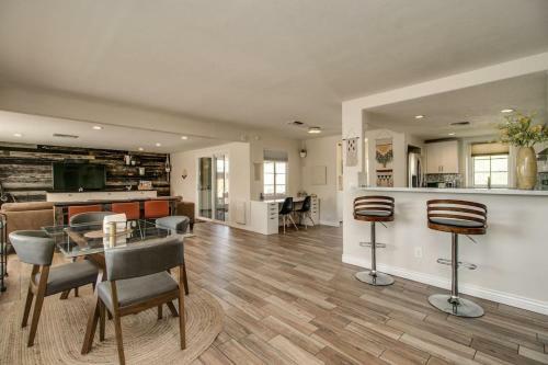 Mid-century Melrose 3bdrm Vintage Vibe With Pool