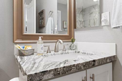 The Comforts' Inn: Desert Oasis