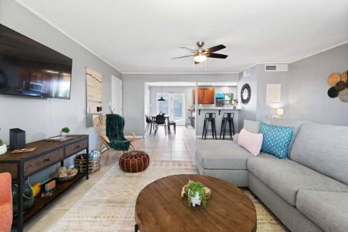 The Comforts' Inn: Desert Oasis