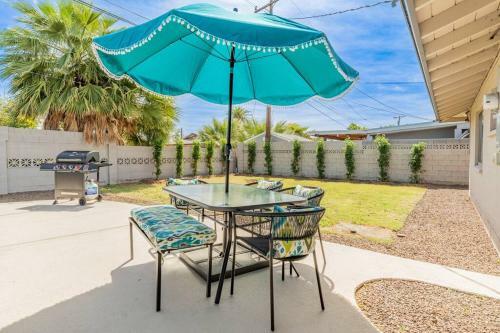 The Comforts' Inn: Desert Oasis