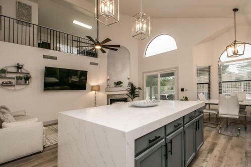 Newly Renovated 4 Bedroom Retreat Wpool