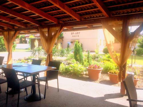 Hostal Op-art Etterem Es Panzio