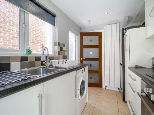 Pass The Keys Amazing 2br Townhouse In Fab District - Queens Uni