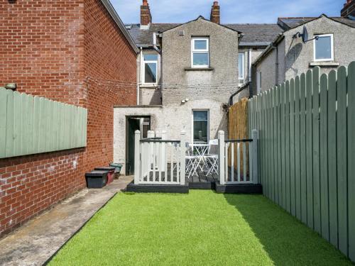 Pass The Keys Amazing 2br Townhouse In Fab District - Queens Uni