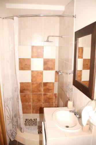 Lovely 1-bedroom Flat In A House In Germiston