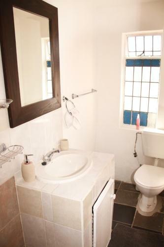 Lovely 1-bedroom Flat In A House In Germiston
