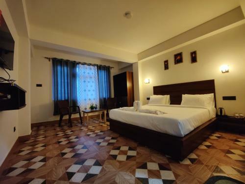 Hotel The Royal Crest