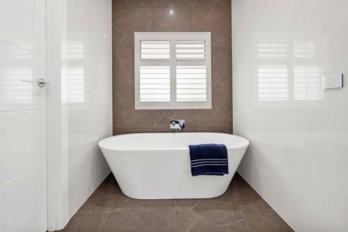 Deluxe Norwood 3 Bdrms, Pool, Wifi Sleeps 6